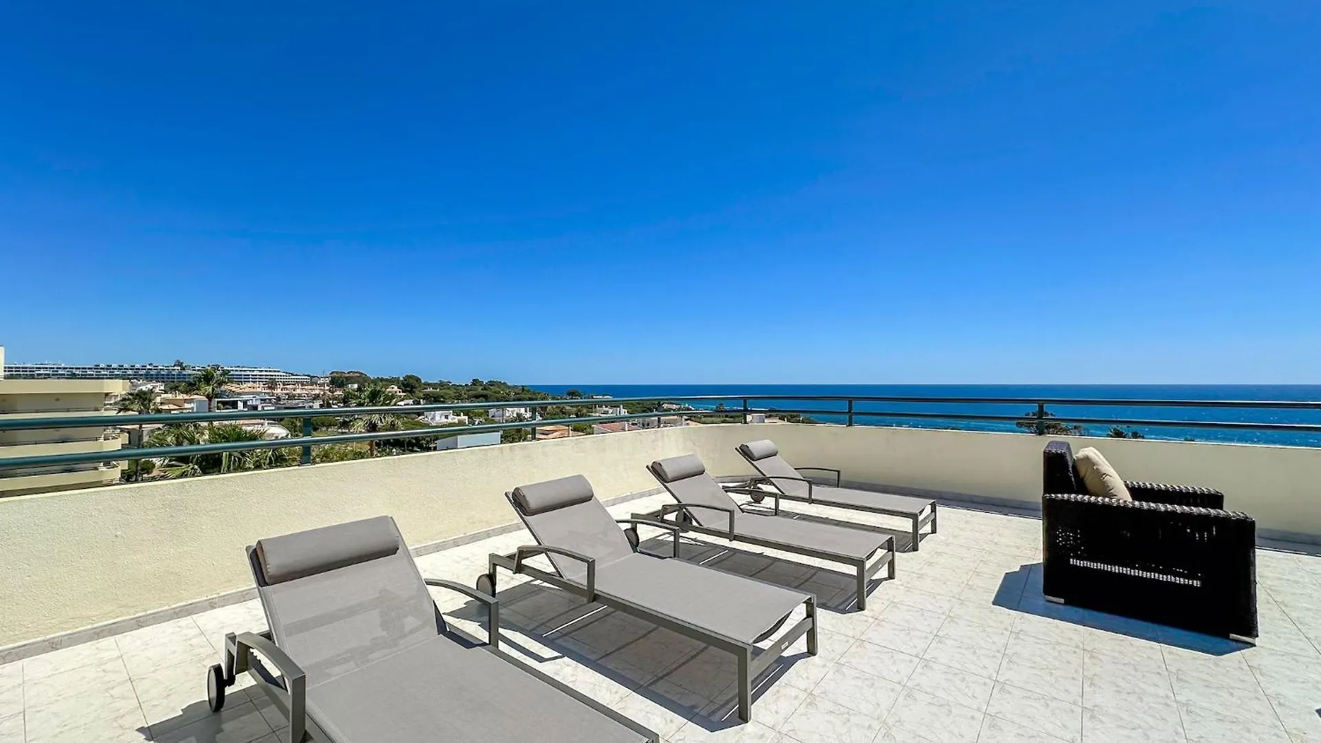 Luxury Penthouse Wstunning Sea Views, Walk To Gale Beach Albufeira Portugal
