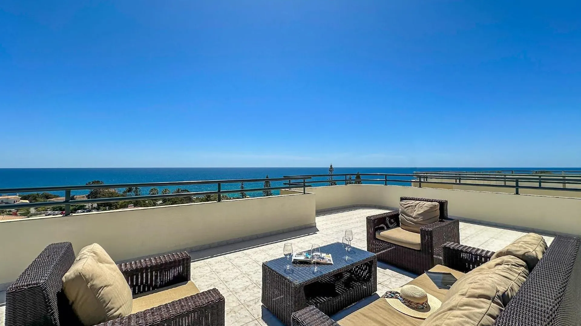 Apartamento Luxury Penthouse Wstunning Sea Views, Walk To Gale Beach Albufeira